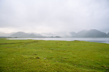 17款中东版霸道TX后窗的小三角加热丝一边有一边没有吗-